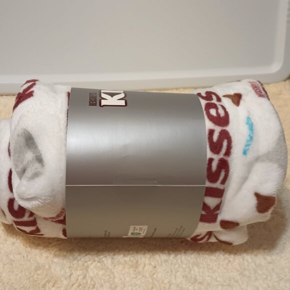 NWT ~ Officially Licensed Hershey’s Kisses Plush White Throw Blanket, 50” X 60” - Picture 9 of 11